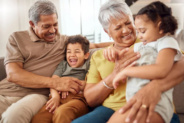 Liefde Gelukkige Familie Grootouders Met Grappige Kinderen Thuis Voor Babysitten — Stockfoto