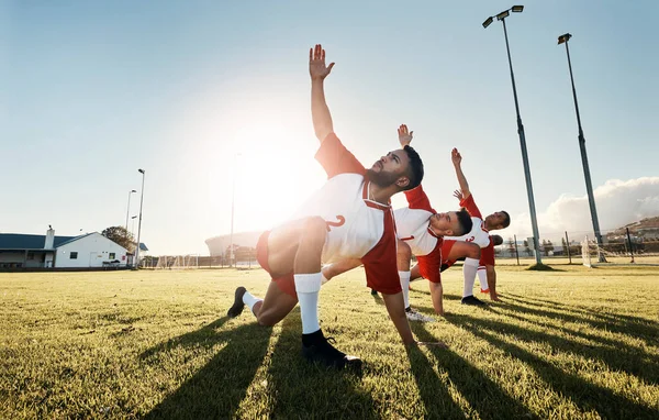 足球运动员 足球运动员和运动队在户外运动场进行赛前的运动 训练和训练 男子团体准备在草地上运动 健身和锻炼 — 图库照片