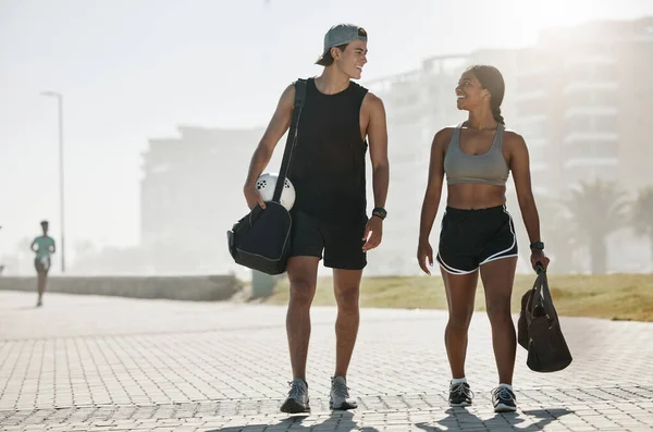 私人教练和妇女与足球一起散步进行有氧运动 锻炼和训练 在夏天 快乐的夫妻享受着健康的城市生活 — 图库照片