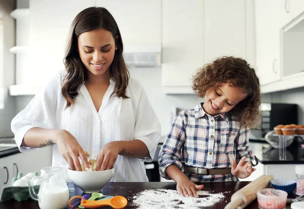 Mie Non Sembrano Mamme Una Adorabile Bambina Che Cuoce Con — Foto Stock