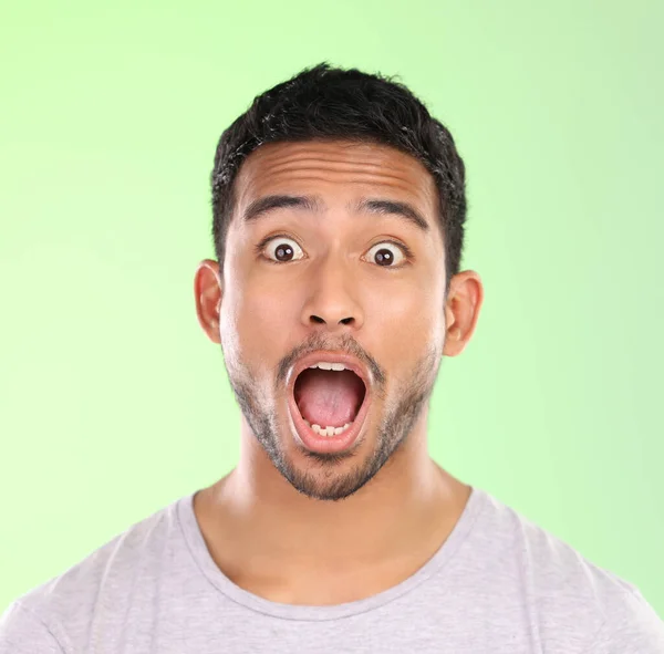 Color Sorprendió Retrato Recortado Joven Guapo Haciendo Una Cara Sobre —  Fotos de Stock