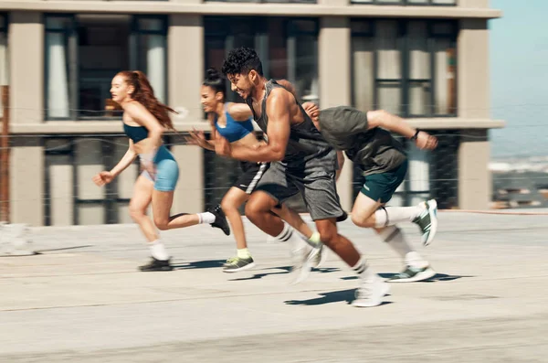 跑步者 健身和赛跑 有竞争力的年轻人和跑步者 在城市景观中以有氧耐力进行锻炼 多样性 男子和妇女跑步 体育培训和锻炼 积极的体育生活方式 — 图库照片