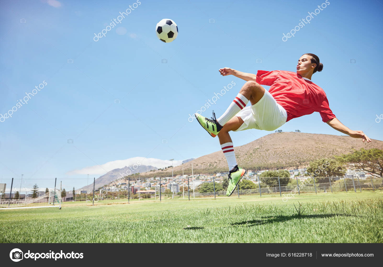 Fitness Futebol Atleta Marcando Gol Jogo Treinamento Esportivo Campo Livre  fotos, imagens de © PeopleImages.com #616228718