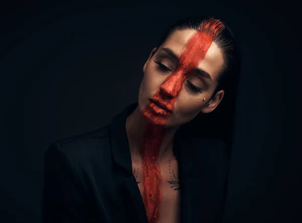 Arte Emoción Foto Estudio Una Joven Posando Con Pintura Cara —  Fotos de Stock