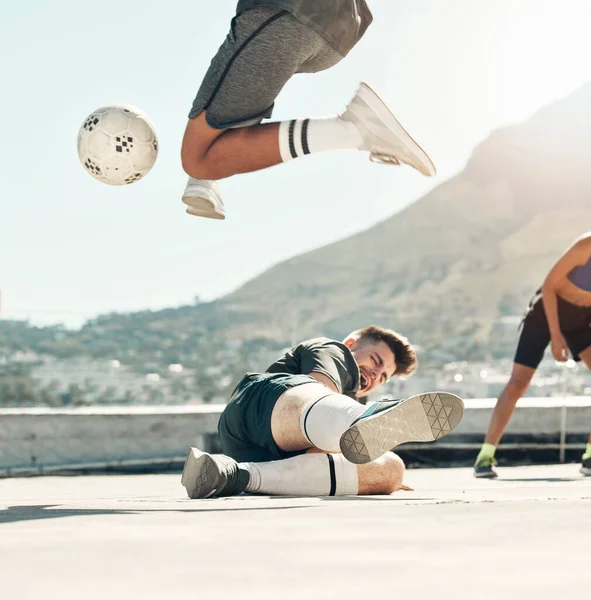 Erkeklerle Top Futbol Çatı Oyunu Spor Antrenmanı Spor Spor Spor — Stok fotoğraf