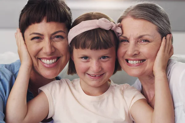 Tres Generaciones Juntas Por Fin Una Niña Con Madre Abuela —  Fotos de Stock