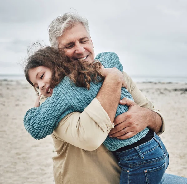 Ευτυχισμένος Παππούς Και Παιδί Αγκαλιά Στην Παραλία Για Την Αγάπη — Φωτογραφία Αρχείου