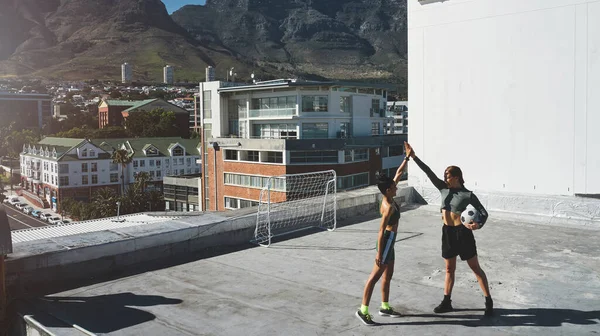 在运动训练中以动机 女子和足球 健身和朋友为主 城市景观中的团队锻炼为例程 具有球庆祝 运动和锻炼 有氧运动和耐力的运动员 — 图库照片