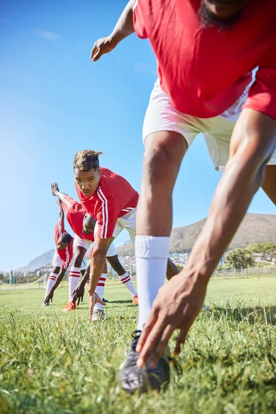 足球队 为比赛进行伸展和训练 为健康 健康或户外场地进行练习和锻炼 健康的运动员或在比赛当天专心准备比赛的人 — 图库照片