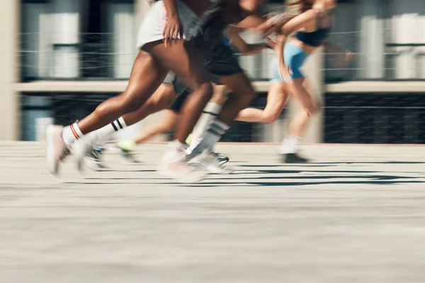 运动和一群人一起走在马拉松比赛 健身和速度的路上 跑得快的队伍 城市跑步者俱乐部和赛马场的城市街头训练 — 图库照片