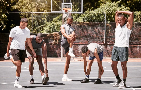 Hombres Fitness Ejercicio Baloncesto Estirando Ejercitando Cuerpo Una Cancha Deportiva — Foto de Stock