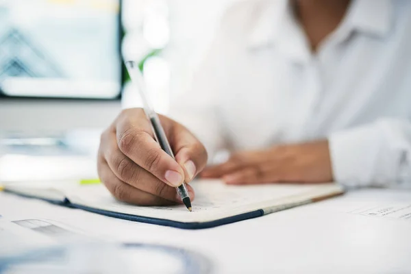 Probablemente Debería Escribirlo Empresario Irreconocible Que Escribe Cuaderno Una Oficina —  Fotos de Stock