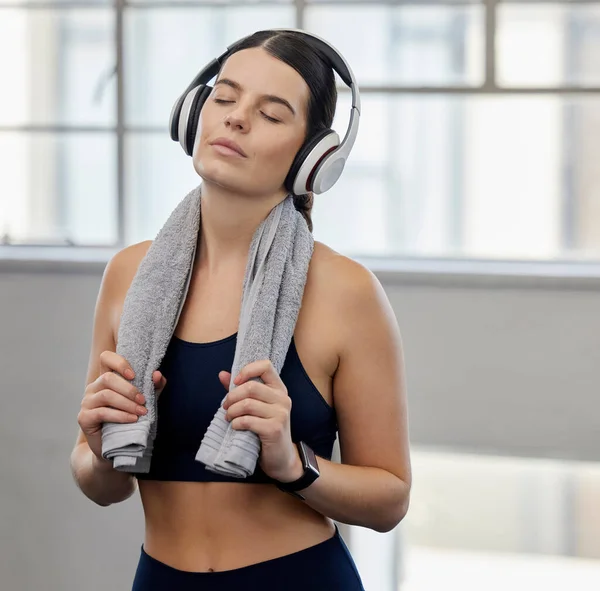 Handdoek Vermoeide Fitnessvrouw Met Muziekkoptelefoon Sportschool Gezondheidstraining Wellnessoefening Voor Hartcardiologie — Stockfoto