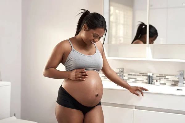 Mio Corpo Sta Cambiando Accogliere Miracolo Una Donna Incinta Bagno — Foto Stock