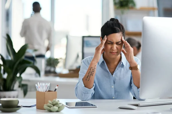 Honnan Jött Lüktető Fájdalom Egy Fiatal Üzletasszony Aki Stresszesnek Tűnik — Stock Fotó