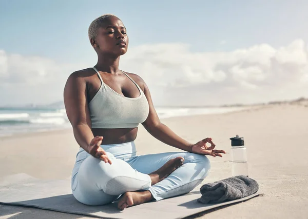 坚强的心态可以改变你处理情绪的方式 一个女人在海滩上做瑜伽时打坐 — 图库照片