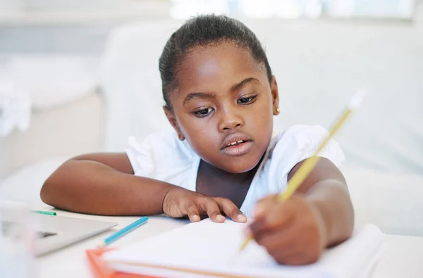 Ödevlerini Bitirmeye Odaklanmış Evde Bir Kitaba Yazan Küçük Bir Kız — Stok fotoğraf