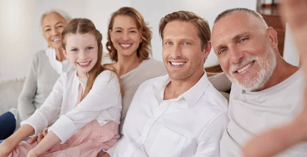 Selfie Família Feliz Grande Sofá Sua Sala Estar Para Felicidade — Fotografia de Stock