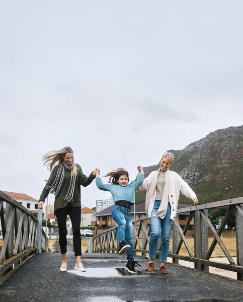 Happy Reizen Familie Outdoor Wandeling Tijdens Een Voorjaarsvakantie Avontuur Reis — Stockfoto