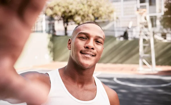男人在进行了健身训练 有氧运动和锻炼之后 在篮球场上自拍 在美国芝加哥 肖像和快乐的黑人男人在户外拍照或拍照 — 图库照片