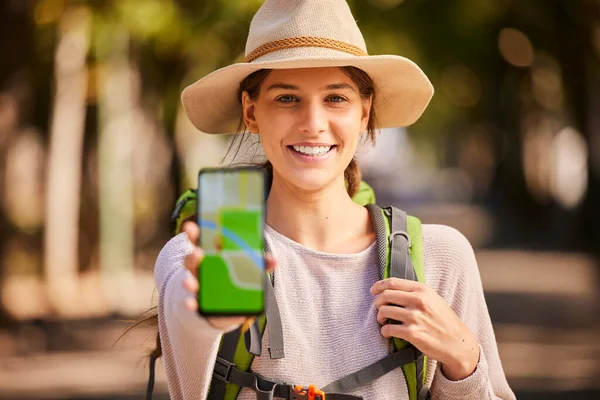 Caminhadas Telefone Mulher Com Gps Mapa Aplicativo Navegação Tela Enquanto — Fotografia de Stock
