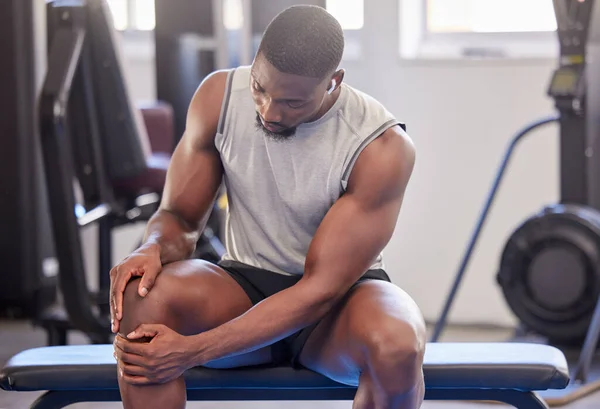 Homem Negro Fitness Lesão Joelho Ginásio Após Treino Treinamento Exercício — Fotografia de Stock