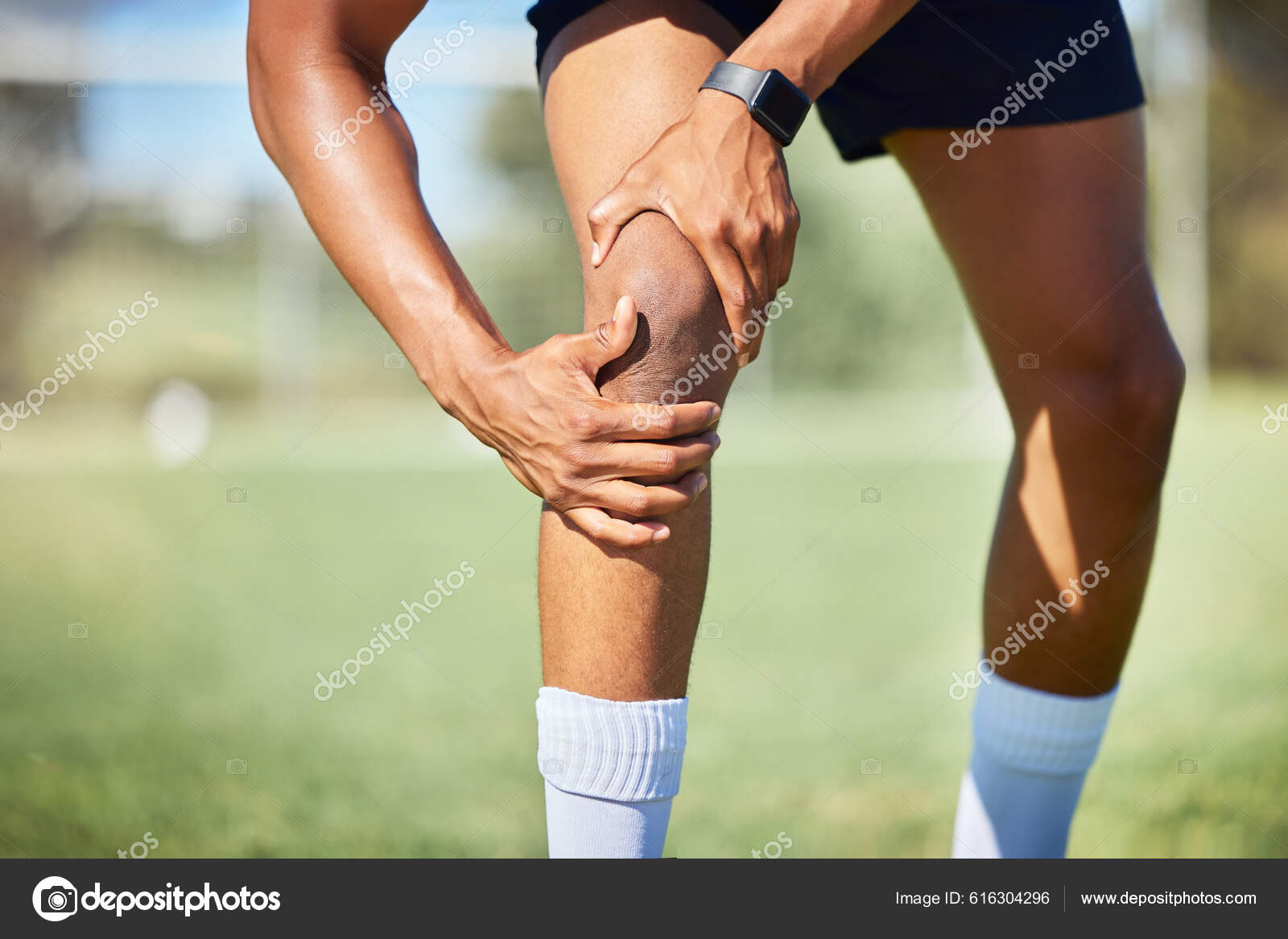 Um Jovem Jogador De Futebol Machucou Sua Perna Durante O Jogo E