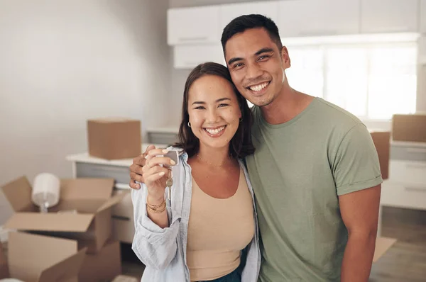 Não Nada Como Sensação Possuir Sua Primeira Casa Casal Segurando — Fotografia de Stock