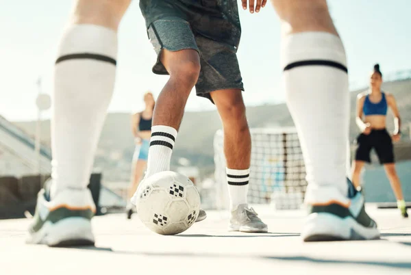 Fútbol Pelota Equipo Fitness Juegan Juego Entrenamiento Desafío Juntos Ciudad —  Fotos de Stock