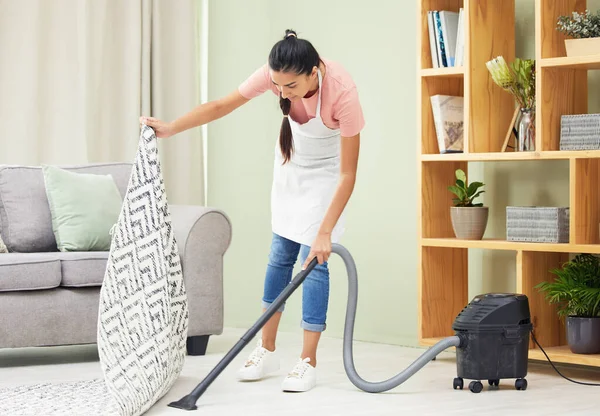 Dont Sweep Things Rug Deal Mess Young Woman Vacuuming Living — Stock Photo, Image