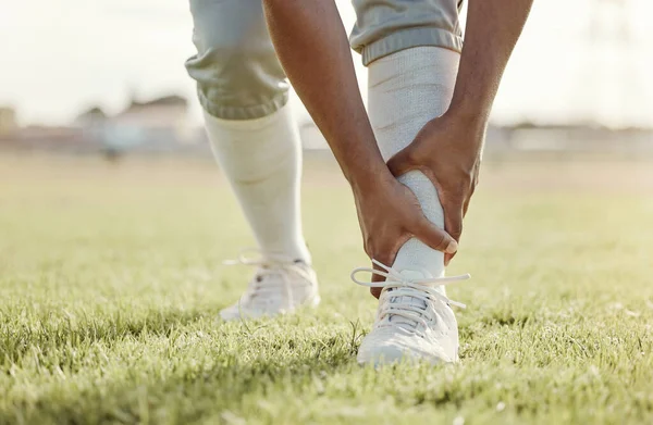 场地和男子脚踝受伤后 比赛或棒球成绩锻炼 运动或在草场跑步后的紧急事故 训练事故或运动员腿疼痛 — 图库照片