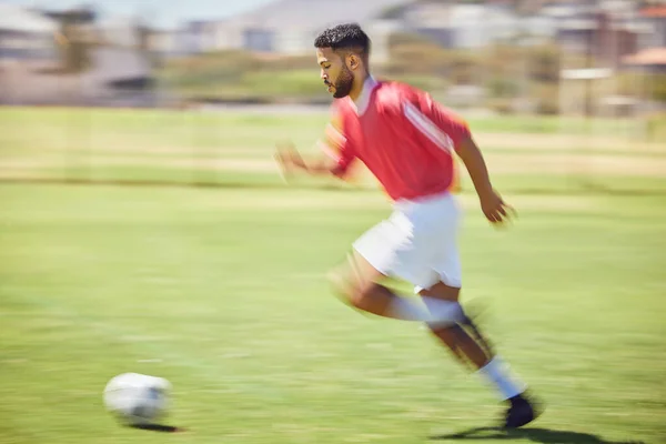 Jugador Fútbol Running Football Ball Man Park Entrenamiento Campo Hierba —  Fotos de Stock