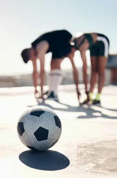 Ποδόσφαιρο Stretching Και Άνθρωποι Κατάρτισης Στην Πόλη Για Επαγγελματική Εκδήλωση — Φωτογραφία Αρχείου