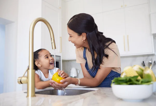 Cocinar Madre Hijo Limpiando Verduras Para Cena Almuerzo Dieta Cocina — Foto de Stock