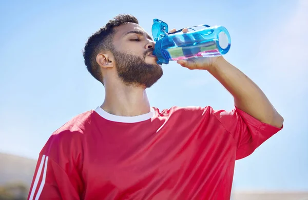 Sport Fitness Drinkwater Met Mens Zonneschijn Blauwe Lucht Model Voor — Stockfoto