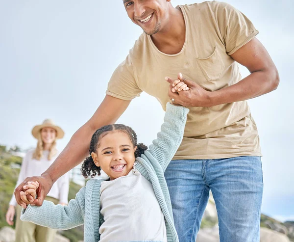 Felicidade Pai Menina Mãos Dadas Praia Divertindo Brincando Andando Juntos — Fotografia de Stock