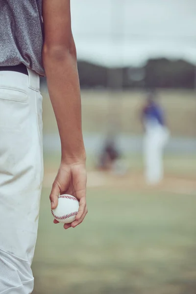 スポーツ ピッチは スポーツ フィットネスのためのストライキのためにプレーし ゲームの競争に焦点を当てています 行動のための芝生のフィールド上の野球選手との目標 訓練と運動 — ストック写真