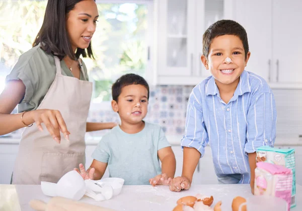 Kochen Hilfe Und Mutter Mit Kindern Der Küche Für Lernen — Stockfoto