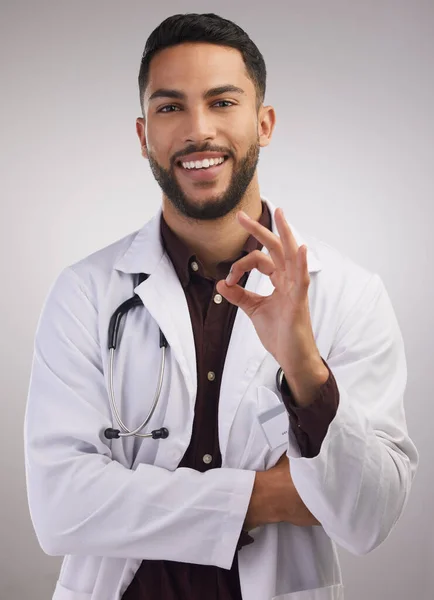 Het Komt Wel Goed Met Een Knappe Jonge Dokter Die — Stockfoto