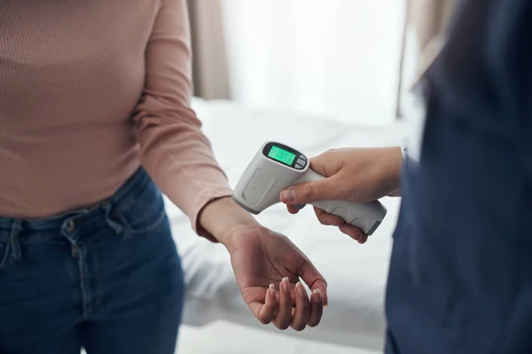 Regular Temperature Checks Crucial Unrecognizable Doctor Using Thermometer Take Patients — Stock Photo, Image