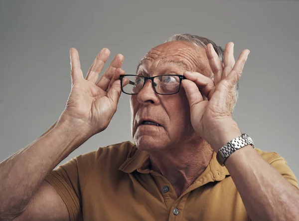 Chyba Potrzebuję Nowego Obiektywu Studyjne Ujęcie Starszego Mężczyzny Ustawiającego Okulary — Zdjęcie stockowe