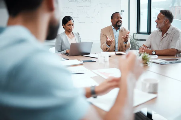 Necesito Algunas Ideas Frescas Grupo Empresarios Que Escuchan Las Ideas —  Fotos de Stock