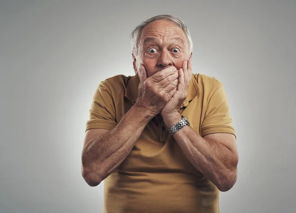 Vertel Het Aan Niemand Studio Shot Van Een Oudere Man — Stockfoto