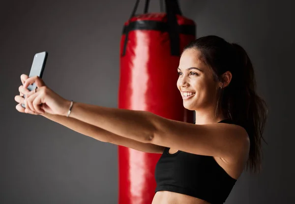 Przed Selfie Gdzie Jego Atrakcyjny Młody Bokser Płci Żeńskiej Robi — Zdjęcie stockowe