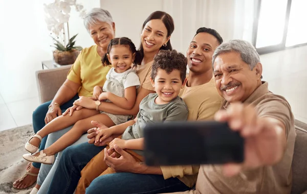 Telefone Selfie Família Feliz Sofá Com Pessoas Relaxar Sorrir Vínculo — Fotografia de Stock
