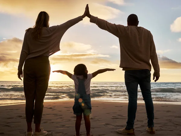 Pláž Láska Rodina Jednotě Při Letní Dovolené Cestě Nebo Dobrodružství — Stock fotografie