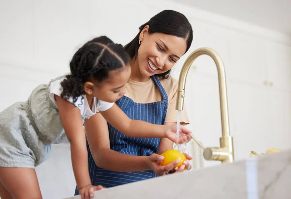 Limpieza Madre Hijo Lavando Verduras Con Agua Para Almuerzo Nutrición — Foto de Stock