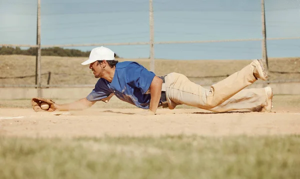 Sport Azione Uomo Che Cattura Baseball Scivolando Polvere Sul Pavimento — Foto Stock
