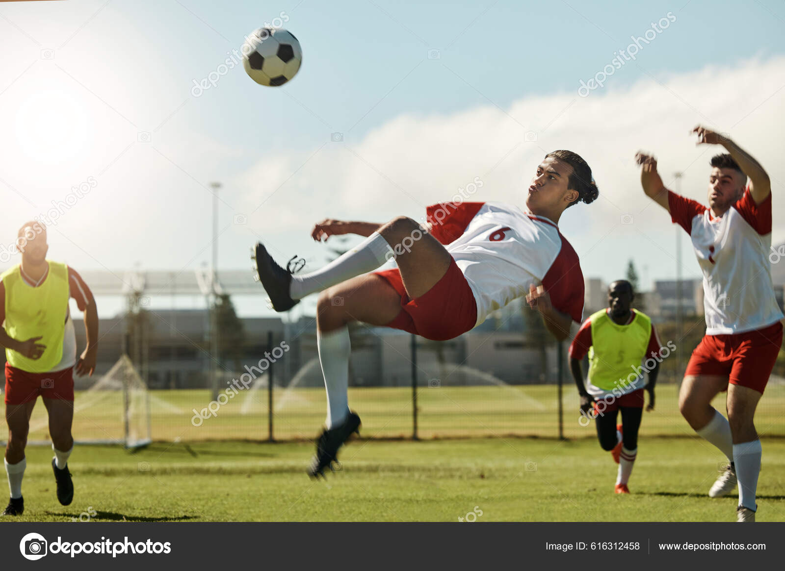 Jogadores De Futebol Que Estão No Campo Durante a Prática Foto de