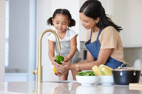 Cucina Mamma Bambino Lavano Verdure Cucinare Cena Pranzo Colazione Insieme — Foto Stock